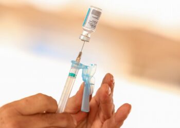 Vacinas devem proteger infectados por variante Ômicron, diz secretário