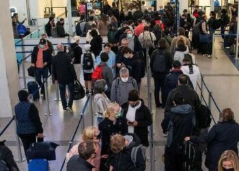 Ômicron: EUA endurecem regras de viagem e países controlam fronteiras