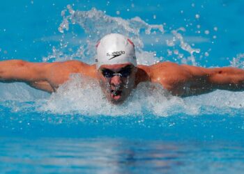 Nadador brasileiro é tricampeão mundial dos 50 metros borboleta