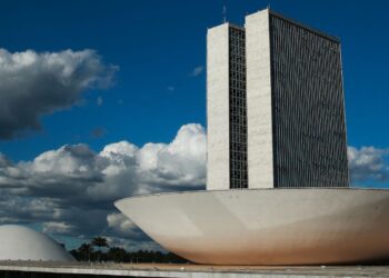 Reajuste a forças federais de segurança depende de cortes