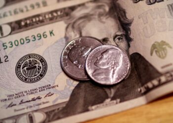 Dólar vai a R$ 5,74 e fecha no maior valor em nove meses