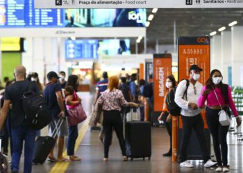 Passageiros reclamam de atrasos e dificuldades em aeroportos