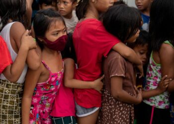 Crianças arcam com o pior da covid-19, dizem estudos do Vaticano