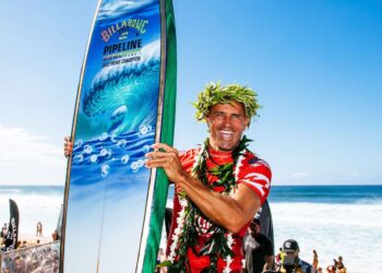 Perto de completar 50 anos, Kelly Slater conquista título de Pipeline