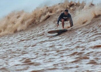 André Pássaro volta a surfar na Pororoca Maranhense