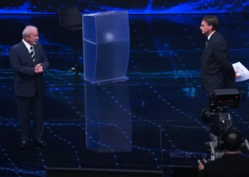 Debate entre Lula e Bolsonaro tem troca de acusações sobre corrupção e fake news e discussões sobre vacina e orçamento secreto
