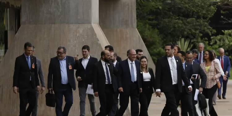 Aliados de Lula na transição avaliam retirar da alçada militar o GSI, responsável pela segurança do presidente