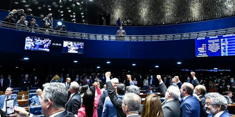 Senado conclui votação de PEC que muda teto de gastos para incluir Bolsa Família; texto vai à Câmara