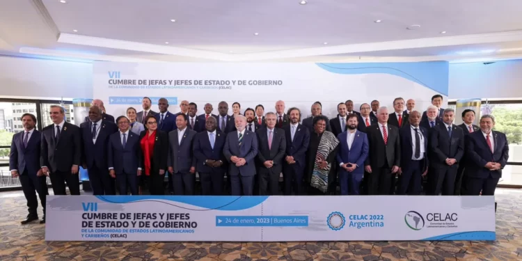 Países fecham Celac com documento a favor da democracia