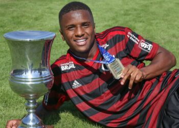 Sampaio anuncia contratação do atacante Bill, base do Flamengo