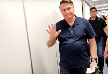Bolsonaro chega ao Brasil após passar três meses nos Estados Unidos