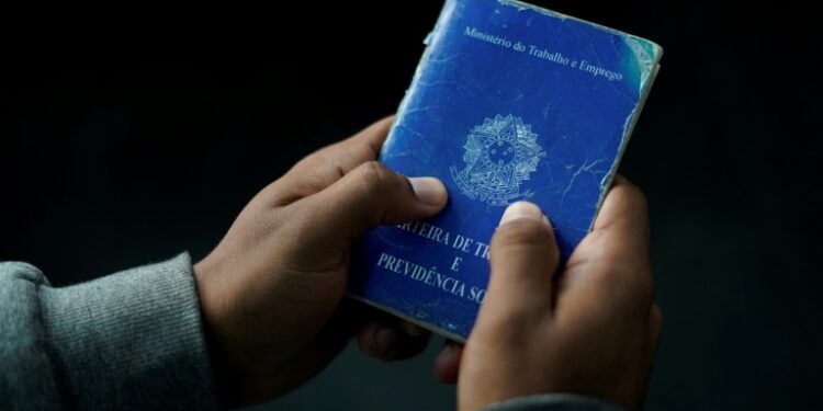 Taxa de desocupação fica em 8,6% no trimestre encerrado em fevereiro