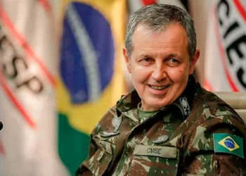 Comandante-geral promete ‘afastar a política do Exército’