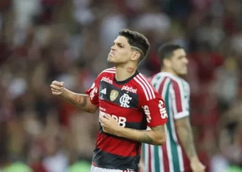 Com gol e assistência de Ayrton Lucas, Flamengo vence Fluminense no primeiro jogo da final