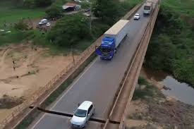 Imagens aéreas mostram carro preso em fenda que se abriu após ponte desabar entre o Tocantins e o Maranhão; VÍDEO