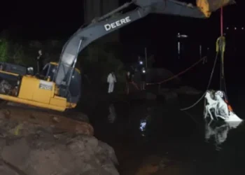Carro que afundou 44 metros em rio com mãe e filha após queda de ponte é retirado