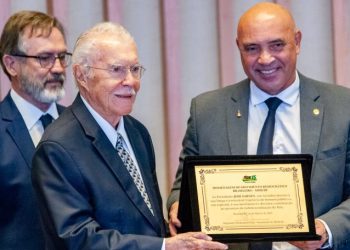 Ex-presidente José Sarney recebe homenagem na Câmara Legislativa do Distrito Federal