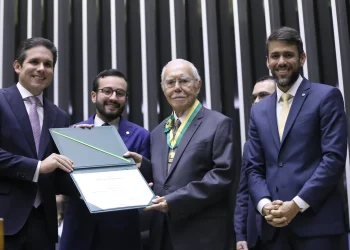 Sarney é condecorado na Câmara em alusão aos 40 anos da redemocratização