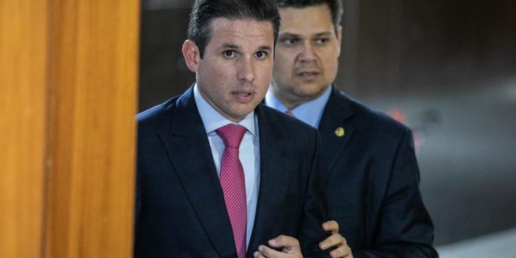 Motta articula projeto alternativo à anistia para 8/1