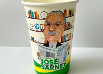 Indústria de copos biodegradáveis homenageia José Sarney