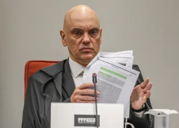 Eduardo aumenta ilícitos após tornozeleira em Bolsonaro, diz Moraes