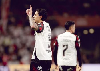 Com dois de Pedro, Flamengo bate o Inter com facilidade e abre na liderança do Brasileiro