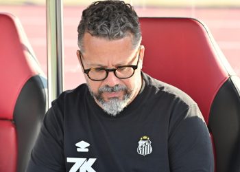 Cleber Xavier é demitido do Santos após goleada