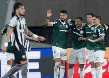 Com gol de Felipe Anderson, Palmeiras vence o Botafogo e segue à caça pela liderança do Brasileirão