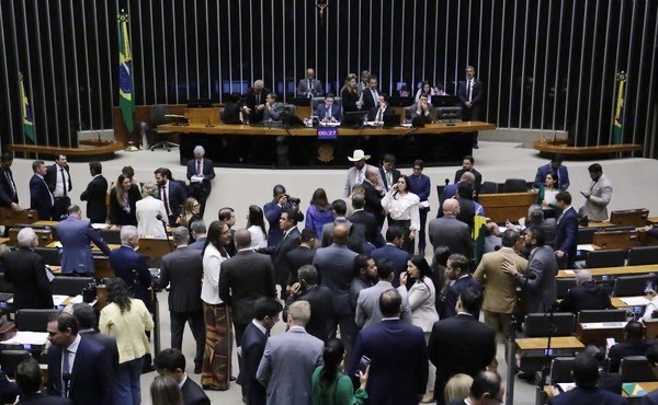 Câmara aprova PEC da Blindagem sem votação secreta para vetar prisão
