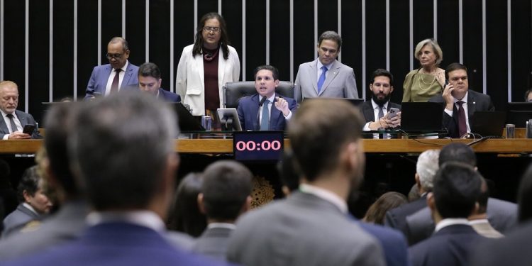 PEC da Blindagem: Centrão articula, Câmara retoma votação secreta para abertura de processos e texto vai ao Senado