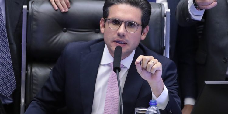 Motta, Centrão e bolsonarismo tratoram por blindagem a parlamentares