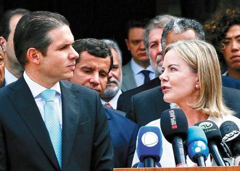 Após críticas do governo, Hugo Motta e Gleisi se reúnem para tentar acordo sobre PL Antifacção