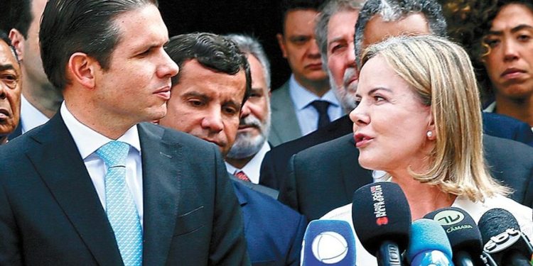 Após críticas do governo, Hugo Motta e Gleisi se reúnem para tentar acordo sobre PL Antifacção