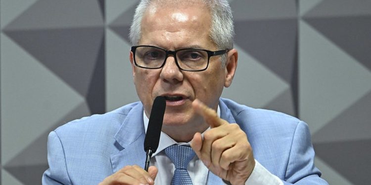 Ex-presidente do INSS é preso em operação contra descontos ilegais