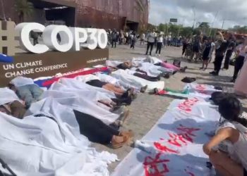 Ato contra morte de ativistas ocupa a entrada da COP30