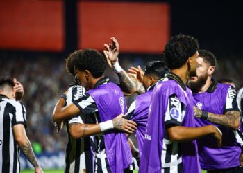 Cuca critica Gabigol e lamenta confusão entre Neymar e Robinho Jr. no Santos: “Não pode passar pano”