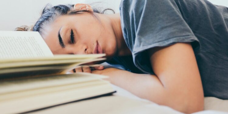 Dormir bem pode ajudar no desempenho escolar de adolescentes, mostra estudo