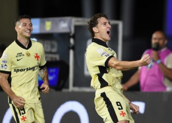 Vasco joga muito além de um time para sair do Z-4 em atuação perfeita