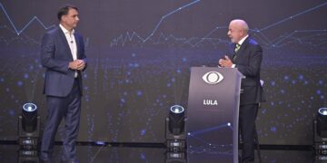 No 1º debate, Lula e Flávio Bolsonaro trocam acusações e provocações