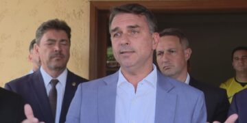 Sem dar detalhes, Flávio fala em mudar Constituição do país
