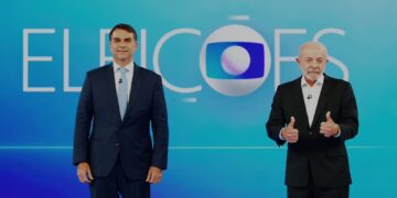 Debate da Globo: Lula e Flávio Bolsonaro discutem dívidas dos brasileiros, salário mínimo e SUS e trocam ofensas e ataques com ‘nove dedos’ e ‘miliciano’